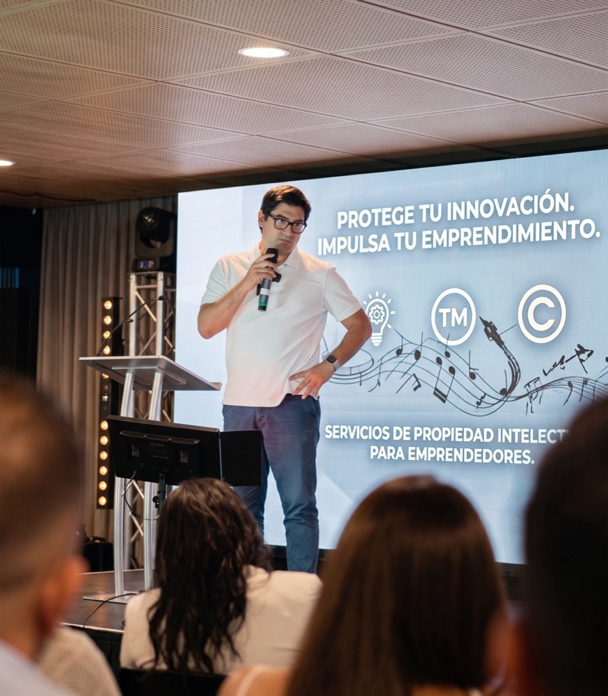 Elías Mendoza dando una charla sobre propiedad intelectual para emprendedores.