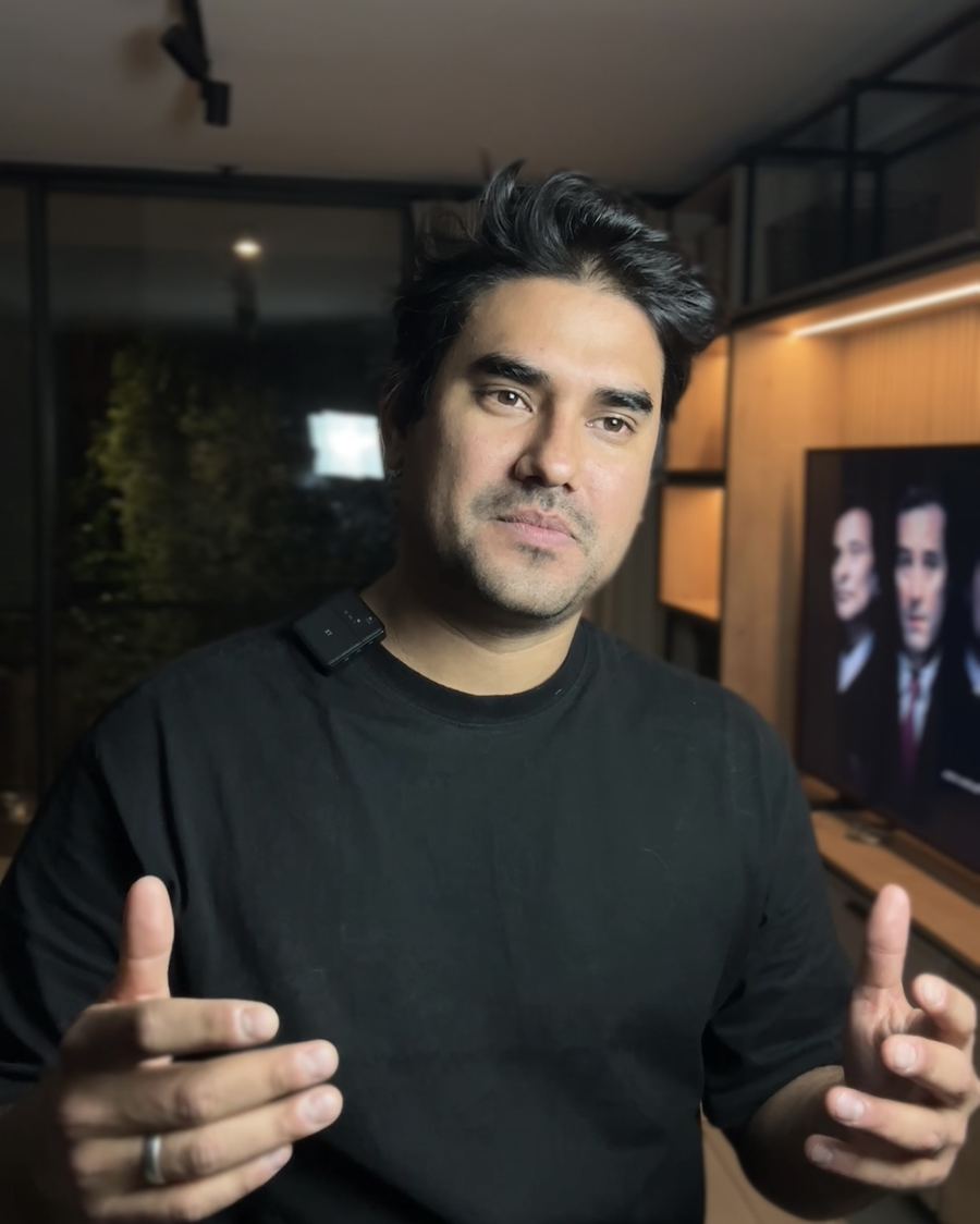 Elías Adolfo explicando con las manos, de camiseta negra.